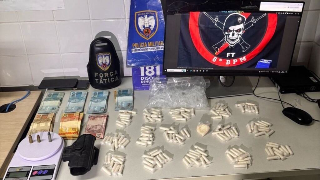 Aluna da Polícia Militar é presa com drogas dentro de apartamento na Serra