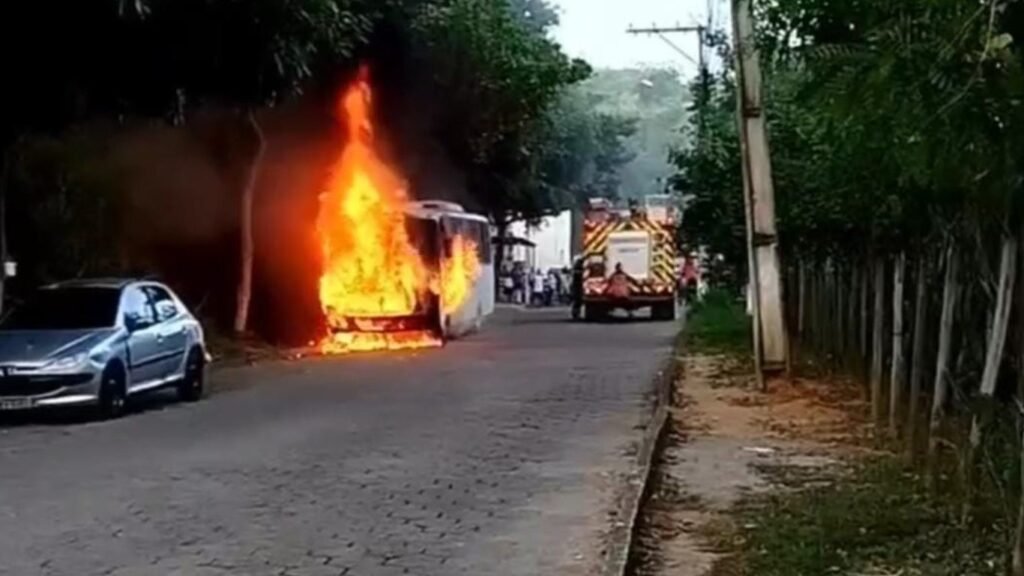 Micro-ônibus fica totalmente destruído após pegar fogo em Colatina.