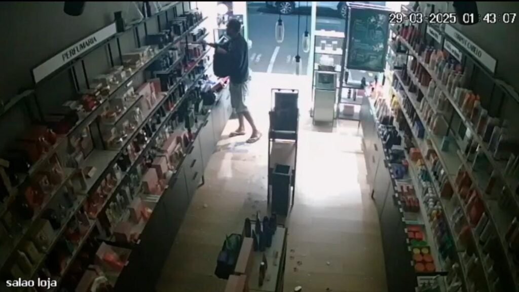 Homem quebra vidro de loja de perfumes e furta produtos no Centro de Colatina