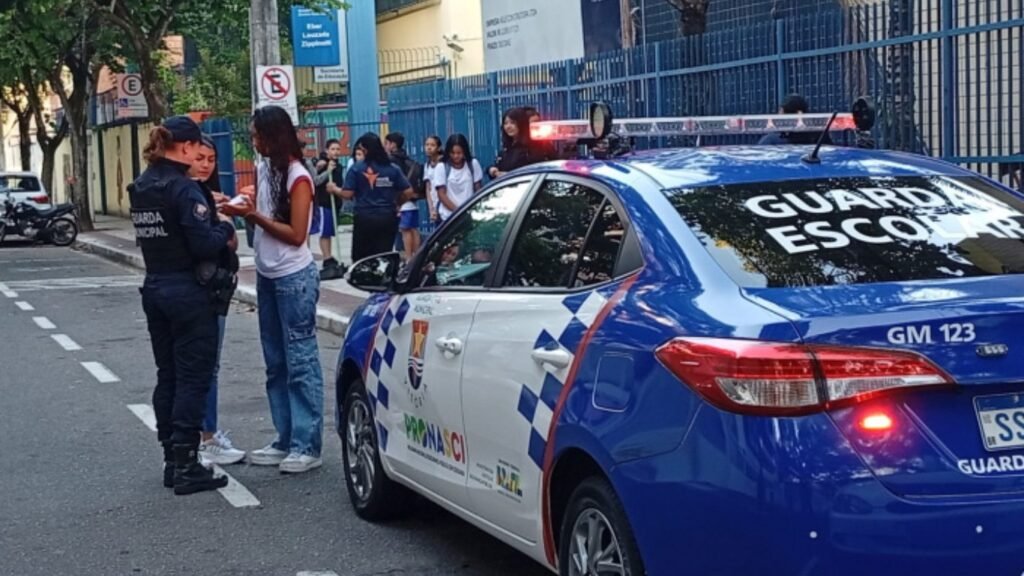 Agentes da Guarda de Vitória nas escolas realizando orientações sobre a prevenção ao bullying e promover e segurança.