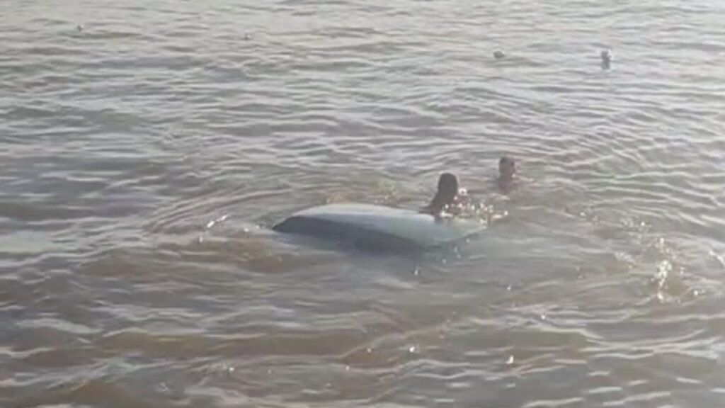 Motorista perde o controle do veículo e acaba caindo dentro do mar em Marataízes