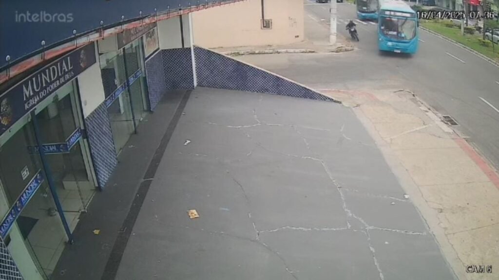 Momento em que o jovem tenta ultrapassar o ônibus e acaba sendo atingido, colidindo contra uma mureta. (Foto: Reprodução)