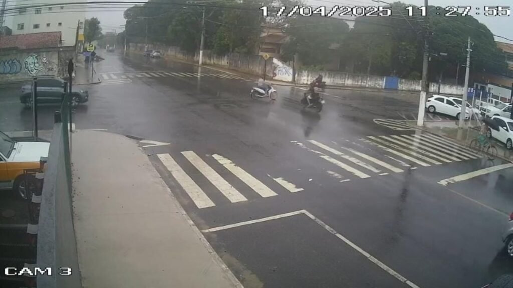 Câmera registra acidente grave com motos em cruzamento de Linhares