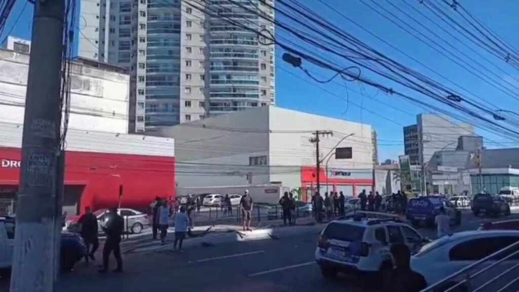 Carro invade ciclovia e destrói guarda-corpo após o condutor fugir dos agentes da Guarda Municipal em Vitória
