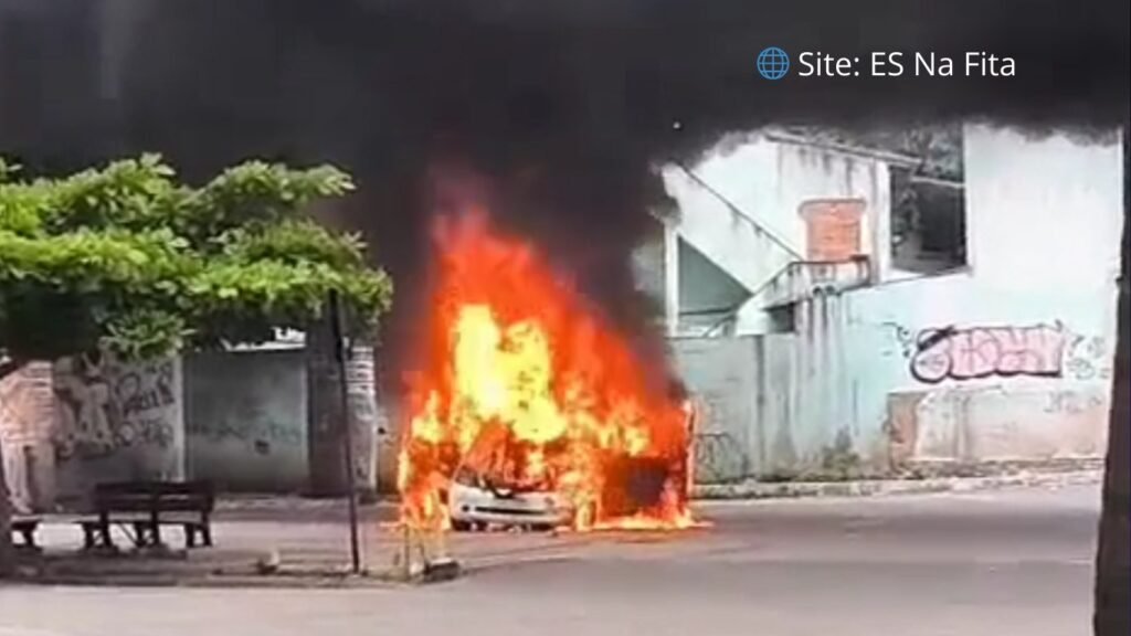 Veículo pega fogo próximo à Terceira Ponte e deixa trânsito complicado em Vila Velha