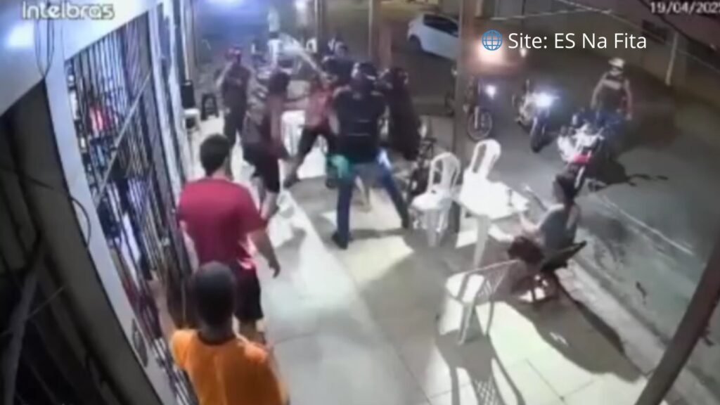 Grupo de motociclistas agride homem na porta de distribuidora em Cariacica