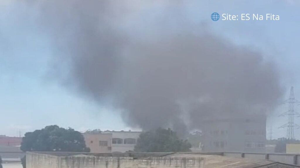 Incêndio em ferro-velho na Serra deixa nuvem de fumaça visível na região