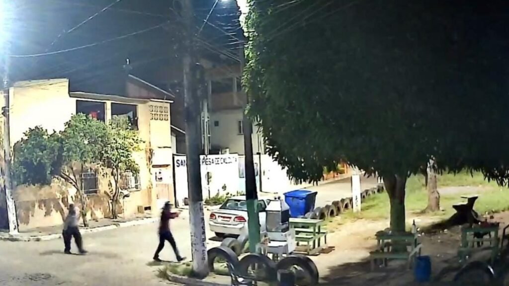 Dupla de criminosos encapuzados atiram contra grupo de pessoas em uma rua da cidade de Aracruz