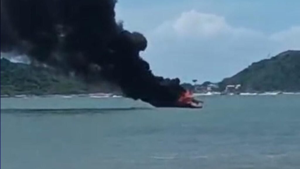 Lancha pega fogo durante passeio em praia de Guarapari