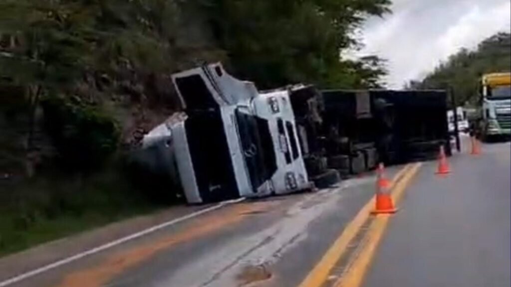 Carreta tomba na BR-101 e carga é furtada por pessoas que passavam pelo local na altura de Iconha
