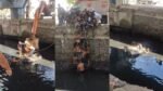 Moradores em situação de rua ajudam a resgatar idoso após o carro da vítima cair dentro do valão em Vila Velha