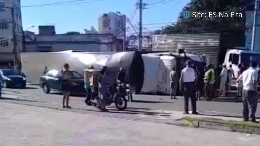 Carreta tomba após desviar de veículos e trânsito fica complicado em Vitória