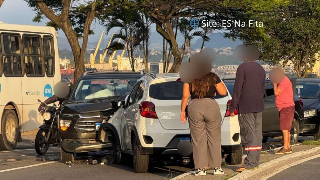 Acidente com três veículos deixa três feridos em avenida de Vitória