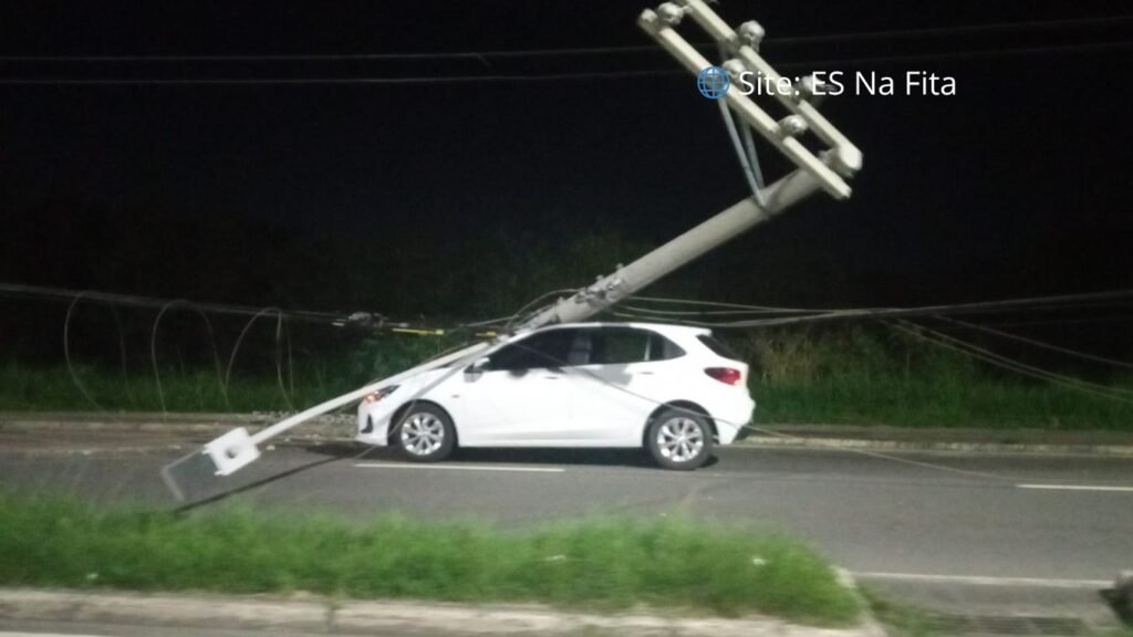 Acidente na Norte Sul: Carro derruba poste e bloqueia trecho da rodovia na Serra