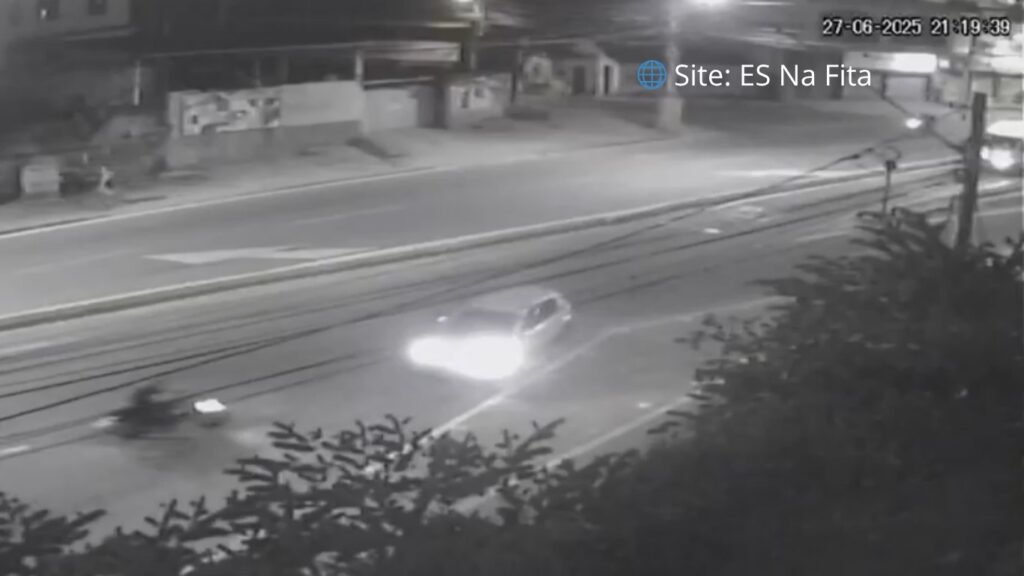 Jovem fica gravemente ferido após batida entre carro e moto em Cachoeiro