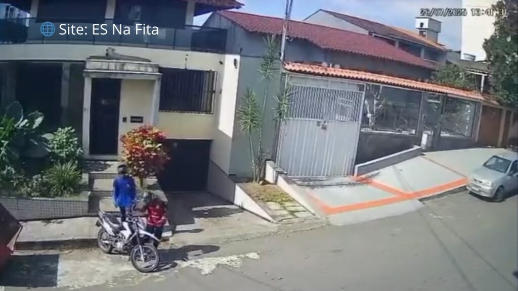 Dupla furta motocicleta estacionada em rua movimentada de Cariacica