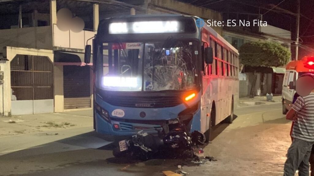 Dois jovens ficam feridos em acidente entre moto e ônibus do Transcol em Vila Velha