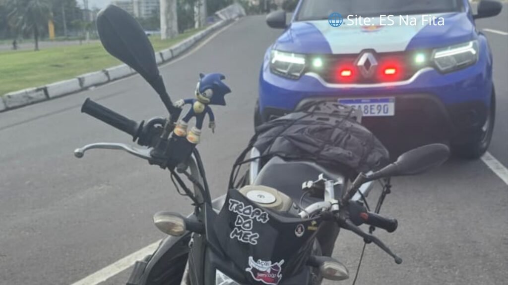 Comerciante é flagrado pilotando moto sem habilitação em Vitória