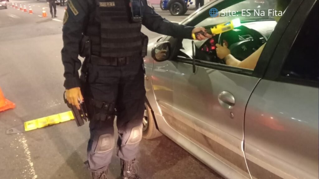 Blitz na capital: Guarda de Vitória apreende arma e drogas com dupla em moto furtada