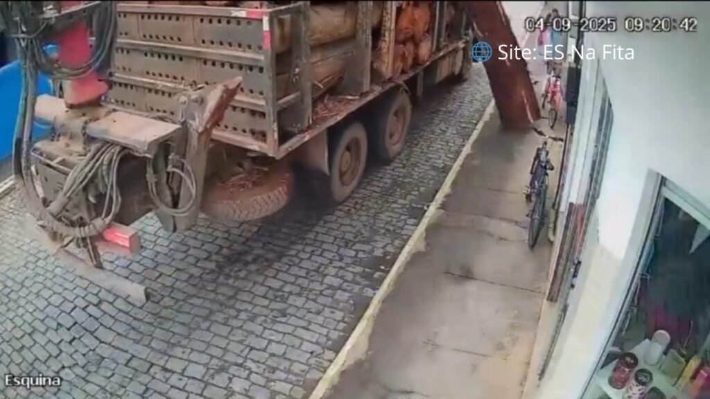 Tora de madeira quase atinge mulher após cair de caminhão em Santa Teresa