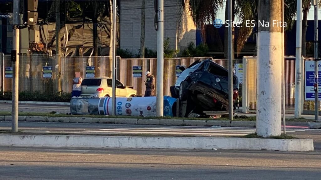 Motorista sem CNH bate carro e destrói totem de segurança na Serra