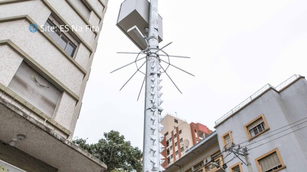 PM instala espinhos metálicos em poste para proteger câmeras de segurança no centro de São Paulo