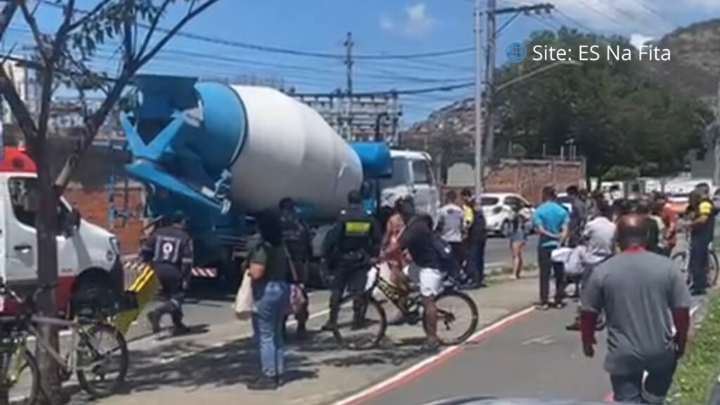 Motociclista se desequilibra e morre em acidente com caminhão em Vitória