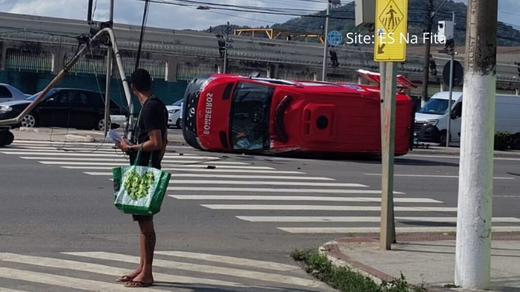 Ambulância tomba em acidente com carro em Cariacica