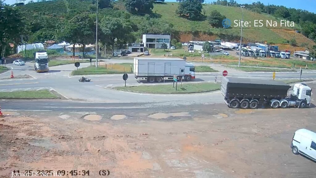 Motociclista é atingido por caminhão em cruzamento da BR-101 em Anchieta