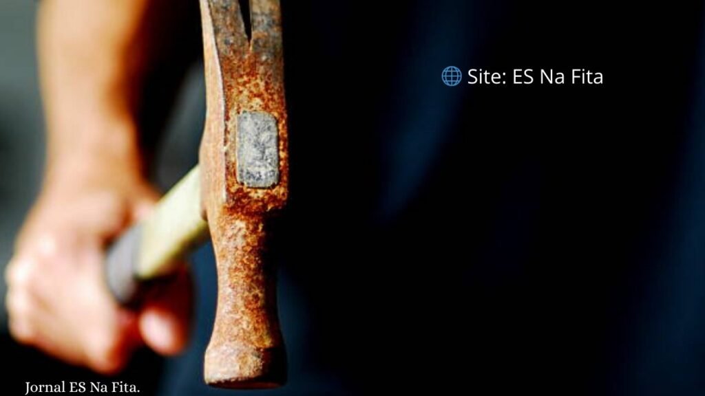 Homem é preso por tentar matar mãe a marteladas em Piúma