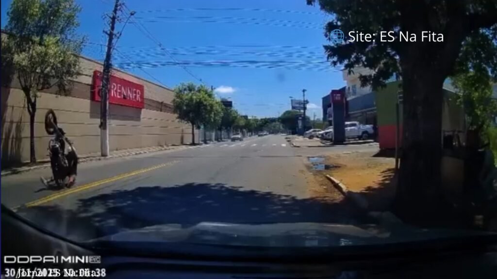 Motociclista cai ao "dar grau" e fica ferido em Aracruz