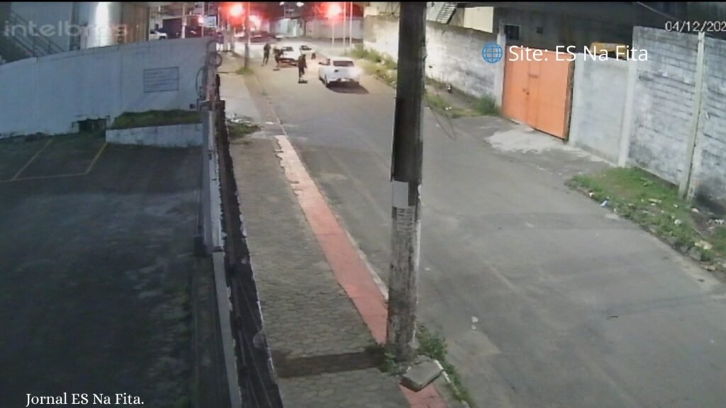 Motorista é fechado e escapa de assalto na Serra; momento foi registrado por câmera de segurança