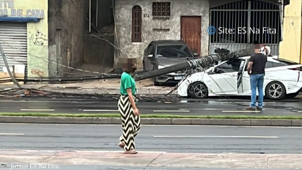 Motorista de app cochila e carro derruba poste na José Sette, em Cariacica