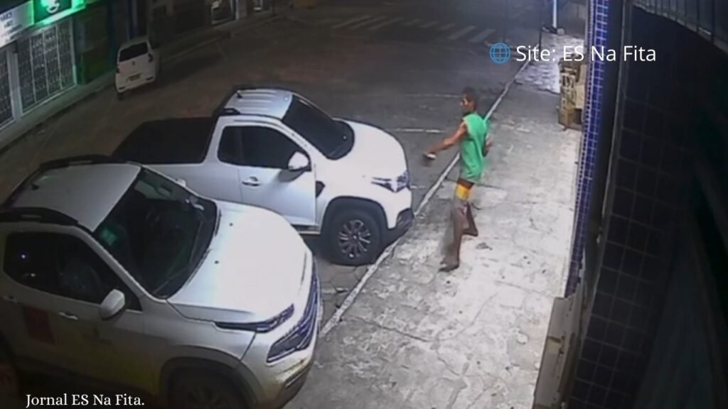 Homem em situação de rua é flagrado vandalizando carros em Linhares
