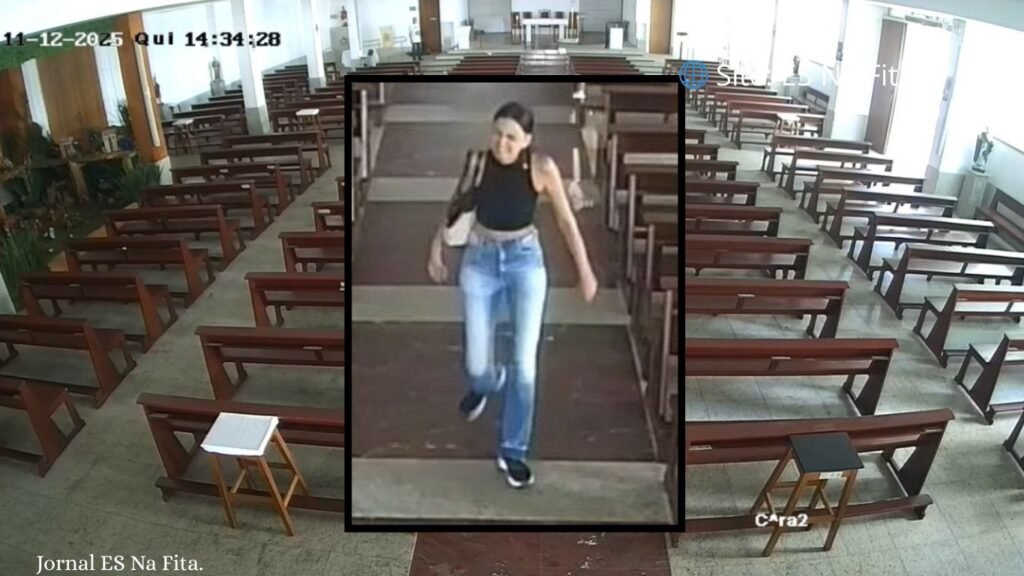 Câmera flagra momento em que mulher quebra imagens na Igreja Santa Rita em Vitória.