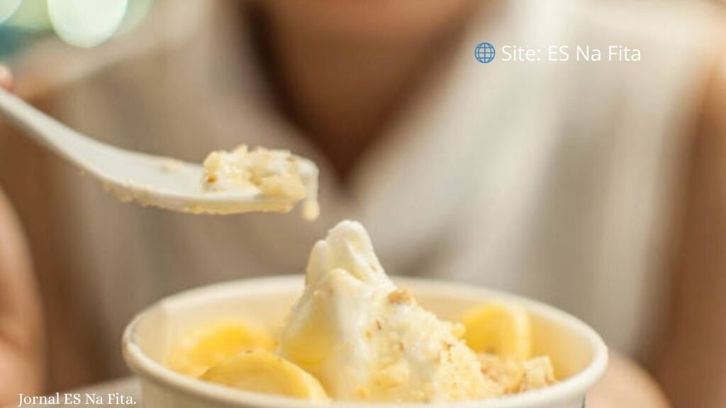 Sorvete cremoso de banana e pasta de amendoim.