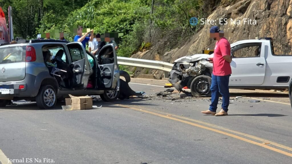 Mulher fica presa às ferragens em acidente entre dois carros na ES-248
