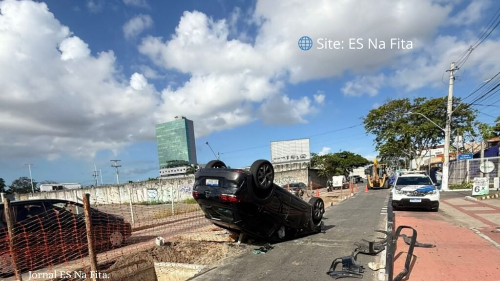 Motorista tenta desviar de obra e capota veículo em Vila Velha Motorista capota carro ao tentar desviar de obra em Vila Velha