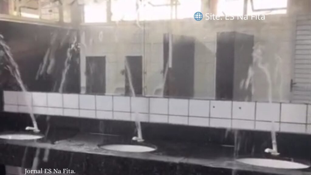 Peças de torneiras são furtadas e banheiro de terminal vira chafariz em Cariacica.