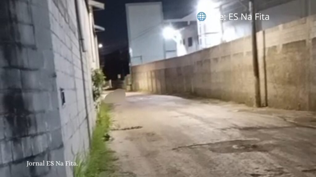 Jovem é morto com mais de 20 facadas após receber mensagem e cair em emboscada em Cariacica Jovem de 18 anos recebe mensagem, sai de casa e é morto a facadas em Cariacica.