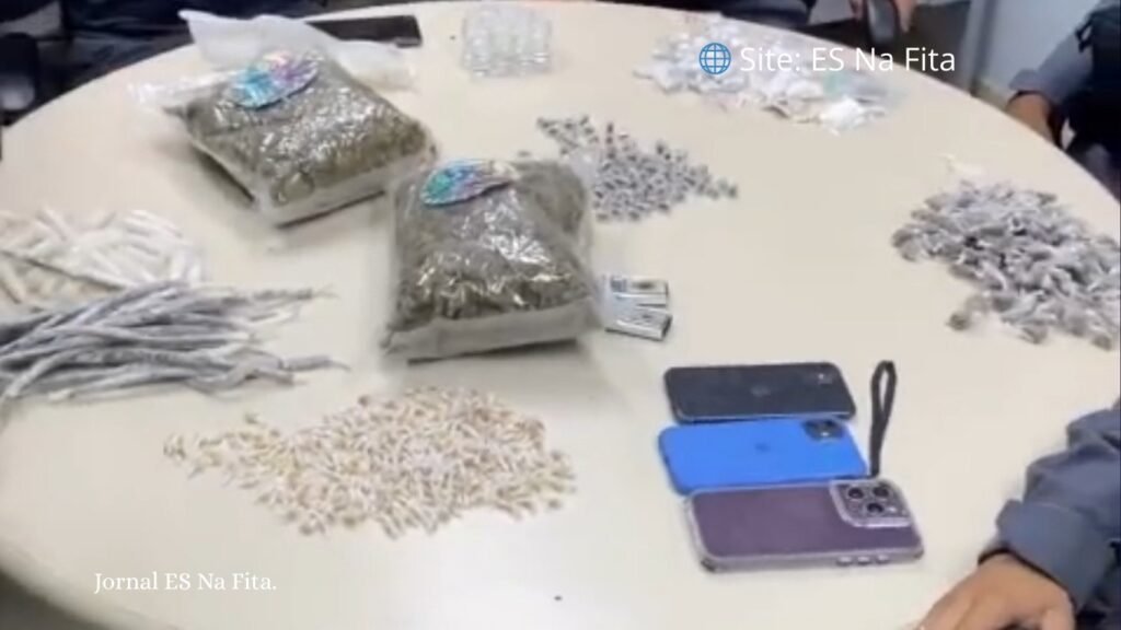 Troca de tiros em área de mangue termina com apreensão de grande quantidade de drogas em Cariacica Tiros e cerco de helicóptero durante confronto da PM com traficantes em Cariacica.