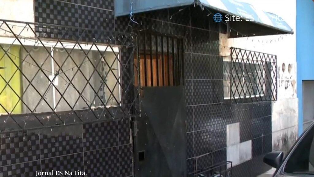 Dono de prostíbulo é assassinado a tiros em sofá no Centro de Vila Velha.