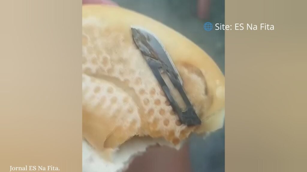 Vídeo: lâmina de bisturi é encontrada dentro de pão e criança por pouco não sofre grave acidente em Vila Velha Criança quase engasga ao comer pão com lâmina de estilete em Vila Velha.