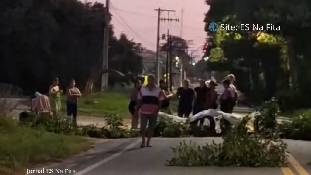 Protesto por transporte público bloqueia rodovias em Aracruz.