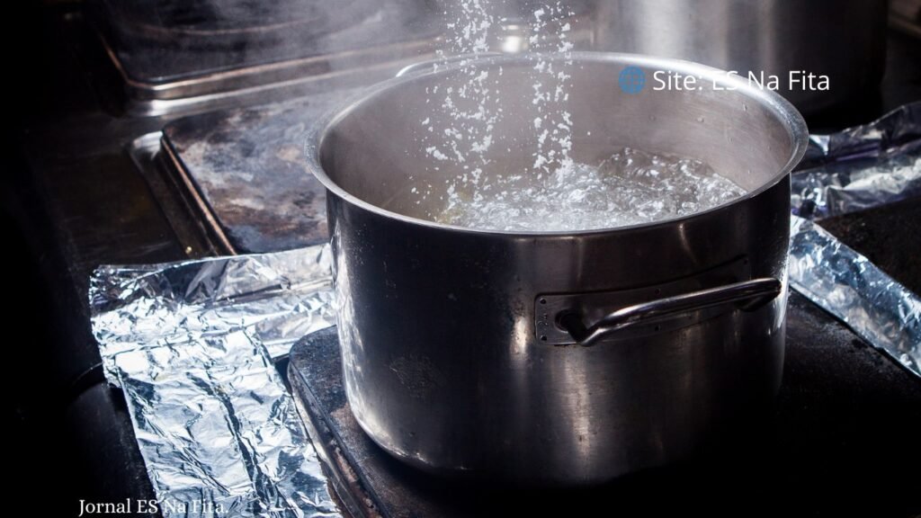 Adolescente joga água quente no padrasto após relatar sequência de agressões em Vila Velha Adolescente joga água quente no padrasto para se defender de agressões em Vila Velha.