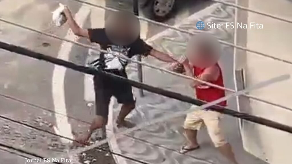 Vídeo: homem em situação de rua arremessa sacola com bosta contra pedestre após discussão em Cariacica Capitão da PM é detido ao furar bloqueio por obras em Vila Velha.