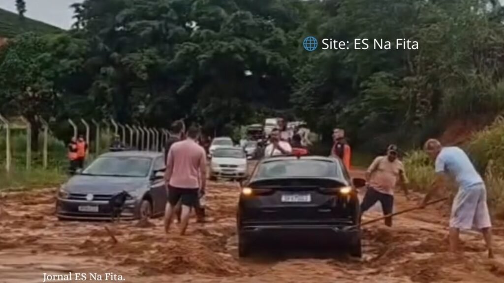 Vídeo: veículos ficam atolados após temporal cobrir rodovia de lama em São Gabriel da Palha Carros ficam atolados na ES 137 após temporal em São Gabriel da Palha.