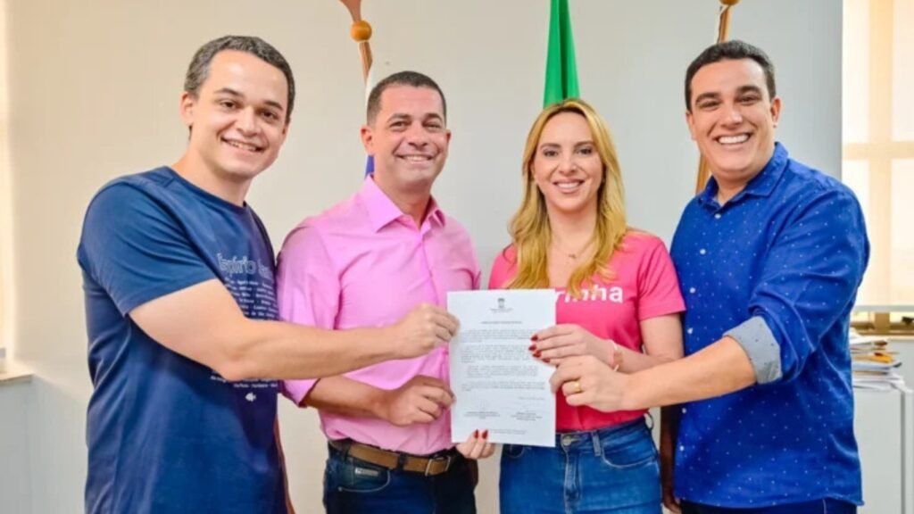 Cris Samorini assume Prefeitura de Vitória e se torna a primeira mulher a comandar a capital capixaba Pazolini deixa o cargo e Cris Samorini é a nova prefeita de Vitória.
