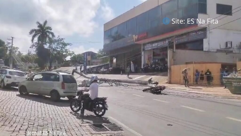 Vídeo: dois postes são derrubados por caminhão e deixam moradores sem energia e internet em Cachoeiro de Itapemirim Caminhão derruba dois postes e deixa imóveis sem energia em Cachoeiro.