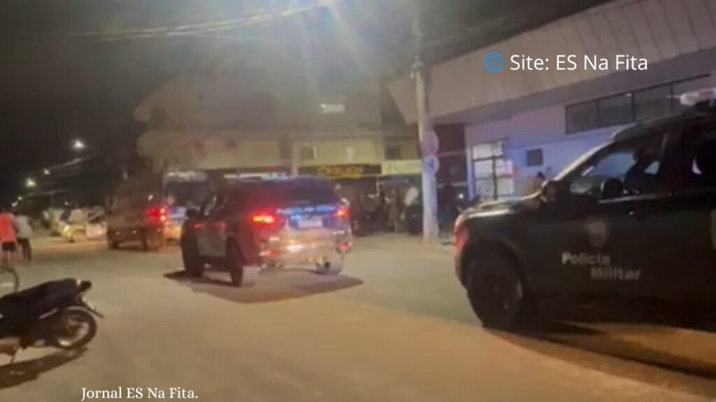 Homem em surto é preso após ameaçar familiares e atirar contra policiais em Linhares Homem é preso após ameaçar familiares e atirar contra policiais em Linhares.